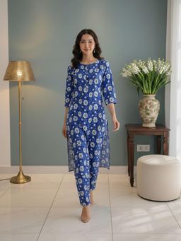 Varanga - Women Floral Printed Regular Kurta with Pant
