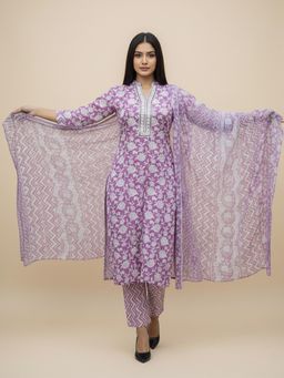 Varanga - Women Floral Printed Regular Kurta Pant With Dupatta