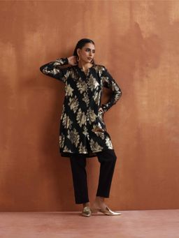 trueBrowns - Black Metallic Kurta with Pant (Set of 2)