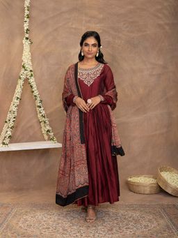 Gajra Gang - Pataka Maroon Kurta With Ajrakh Dupatta (Set of 2)