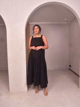 WHY SO BLUE - Black Mia Flare Dress