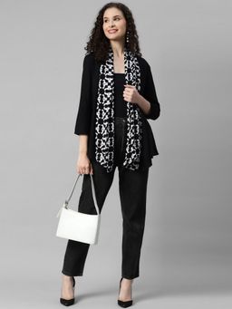 Deebaco - Women Black Geometric Print Shrug