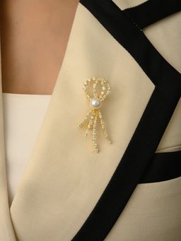 METALM - Yellow Gold Pearl Brooch In 925 Silver With Dangling Cz Diamonds