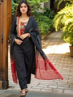 Gahan - Womens Black Rayon Blend Solid Straight Kurta and Pant with Dupatta
