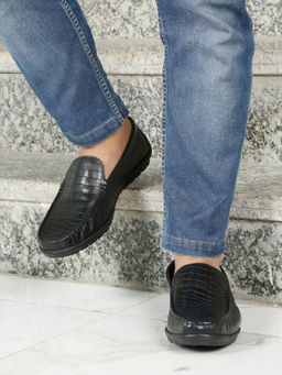 Teakwood - Men Black Croc-Textured Loafers