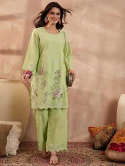 Vaamsi - Green Floral Three Fourth Sleeves Kurta with Pant