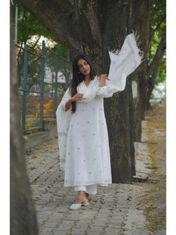 Sutra Art of Clothing - Handloom White Heart Shape Jamdani Dupatta