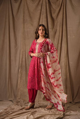 DIMPLE DESIGN STUDIO - Rani Pittan Bandhej Suit Set