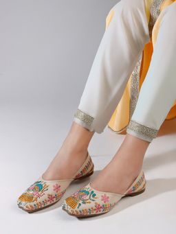 VYSTIQ - Cream Elegant Embroidered Ethnic Juttis for Women