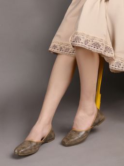 VYSTIQ - Beige Trendy Juttis for Women