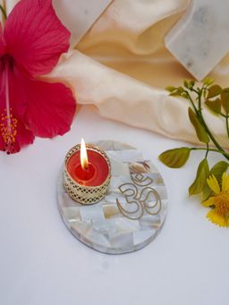 Homearte - Mother of Pearl Base Om Tealight Holder