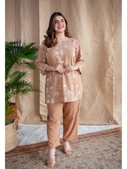 The Indian Ethnic Co. - Brown Dabu Slub Cotton Split Embroidered Kurta with Pant (Set of 2)