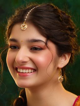 Ruby Raang Studio - Kundan Maang Tikka with Earrings