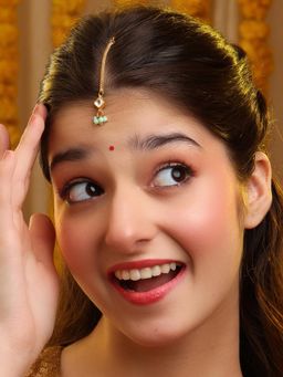 Ruby Raang Studio - Green Kundan Maang Tikka