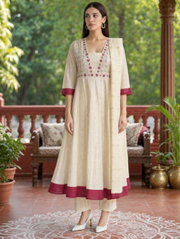 Rangita - Off White Viscose Regular Fit Floral Kurta With Pant & Dupatta