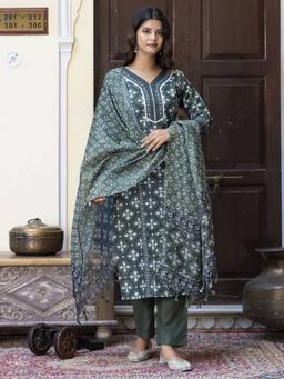 VredeVogel - Women's Green Cotton Blend Floral Print Straight Kurta with Pant and Dupatta