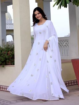 Wedani - White Embroidered Kurta with Pant and Dupatta