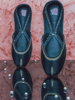 NR by Nidhi Rathi - Solid Black Juttis