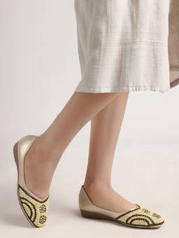 DENILL - Women Gold Elegant Embellished With Arc Juttis