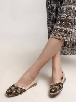 DENILL - Women Gold Stylish Slip-On Juttis