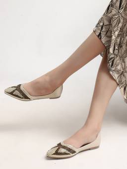 DENILL - Women Gold Embellished Pointed Toe Juttis