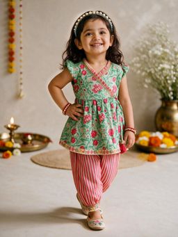 Vastramay - Green Floral Tapered Mid Waist Kurta & Pant
