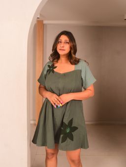 WHY SO BLUE - Green Noa Applique Short Dress