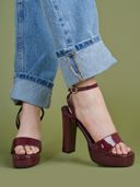 Maroon color option, Currently selected