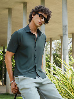 Campus Sutra - Men Green Solid Casual Shirt