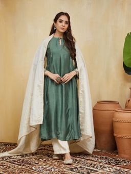 Mushio - Green Floral Embroidered Chanderi Nadia Kurta with Pant and Dupatta (Set of 3)
