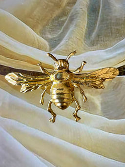 AMOSSH - Bold Honeybee Chunky Brooch