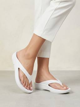 Red Tape - Women's Thomes White Flipflops