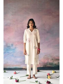 Prakriti Jaipur - Off White Daisy Embroidery Kurta with Pant (Set of 2)
