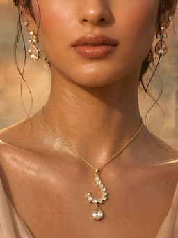 Auraa Trends - Gold-Toned Leaf And Teardrop Crystal Pendant Necklace With Earrings