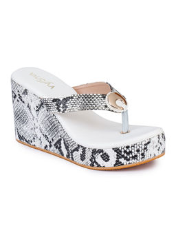 VALIOSAA - Animal Print White Wedges
