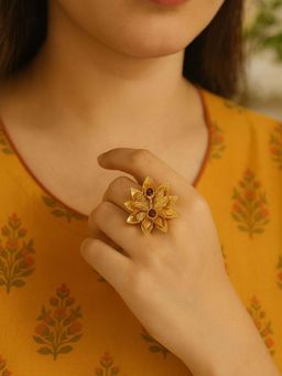 I Jewels - Gold Toned Petal Design Pink Ring