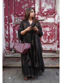 The Indian Ethnic Co. - Zeenat Black Dabu Slub Cotton Straight Kurta