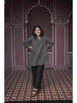 Do Dhaage - Black Printed V-Neck Top