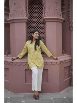 Do Dhaage - Yellow Paisley Mandarin Neck Kurti