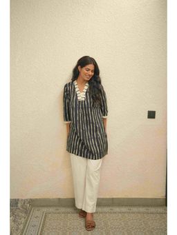 Do Dhaage - Black Stripes V-Neck Kurti