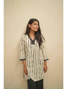 Do Dhaage - White Stripes V-Neck Kurti