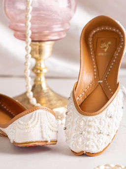 House of Vian - Nafasat White Embroidered Juttis