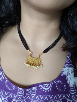 Digital Dress Room - Short Thushi 6 Coin Pendant Mangalsutra