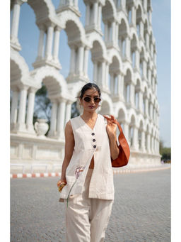 SPACE - Fijit White Anti Fit Sleeveless Top