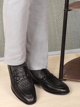 Carlton London - Men Black Textured Slip-On with Buckle Detail Loafers