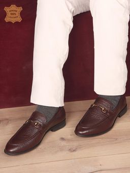 Carlton London - Men Brown Textured Slip-On Loafers