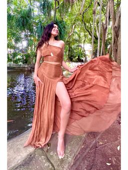 AMRTA- BY GUNEET KONDAL - Sanddunes Solid One Shoulder Top With Skirt