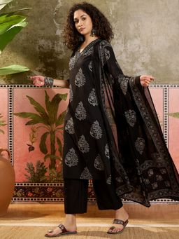 Vastramyaa - Women Black Floral Printed Kurta with Pant and Dupatta