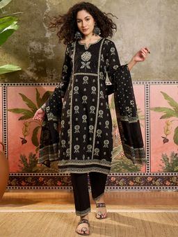 Vastramyaa - Women Black Floral Printed Kurta with Pant and Dupatta
