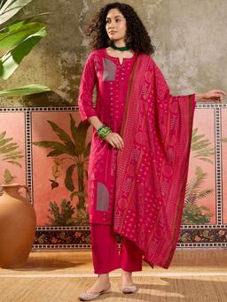 Vastramyaa - Women Pink Geometric Printed Kurta with Pant and Dupatta
